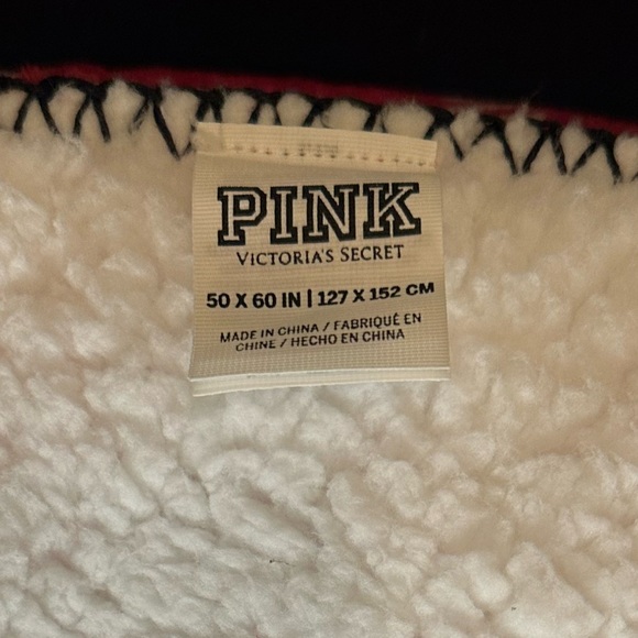 🎄🎁 PINK Victoria’s Secret Red Plaid Holiday Fleece Blanket NWOT - Picture 3 of 3